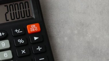 Yeni 20,000 Arjantin pesosu, banknotlar ve hesap makinesi. Arjantin finans, iş konsepti. Kapat.