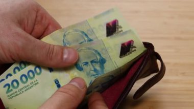 Arjantin parası. Cüzdanında 20.000 Arjantin pesosunun yeni banknotları. Finansal iş kavramı. Kapat.