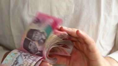 Endonezya çok para. Endonezya rupiası bir adamın elinde. En yüksek değerler, 100.000 rupilik banknotlar. Finansal iş kavramı.