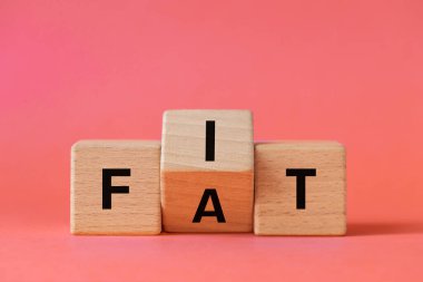  El ahşap bloğu değiştiriyor ve FAT kelimesini FIT olarak değiştiriyor. Kavramsal kelimeler. Alışkanlıklar değişiyor. Sağlıklı bir yaşam tarzı. Zayıflıyor.