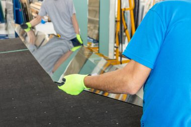 Glazier 'lar masaya elle büyük bir kalın cam levha yerleştirirler. Cam işi.
