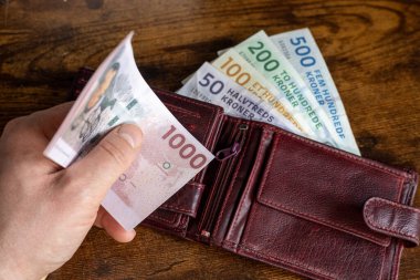 Danimarka parası. Cüzdandan 1000 Danimarka kronu çalınmış. Finansal iş kavramı. Danimarka bin kron banknotunu piyasadan çekti.