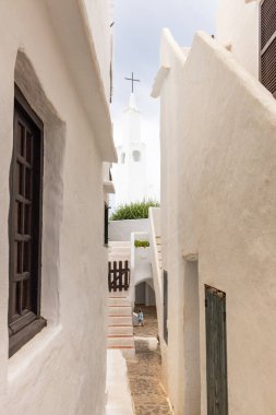 Menorca 'daki güzel Binibeca kasabası. Dar sokaklar ve ahşap elementli beyaz duvarlar, İspanya 'da Akdeniz mimarisi