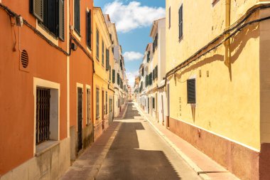 İspanya, Menorca, Balearic Adaları 'ndaki Mahon kasabasında atmosferik konutları olan tarihi bir cadde.