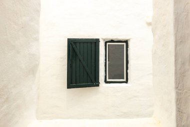 Pencereli beyaz duvar ve ahşap panjuru aç. Boşluğu kopyala