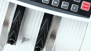 ABD Doları, Mali İşler, İş Konsepti. Para saymak. Makine 100 Dolarlık Faturaları Sayıyor