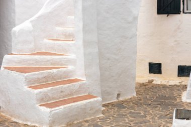 Binibeca köyünün beyazlatılmış evleri. İspanya 'nın Balear Adalarındaki Menorca Adası. Küçük kasabaların büyüleyici mimarisi