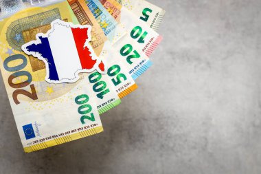 Fransız parası ve ulusal amblem, gri arkaplan, kopyalama alanı, düz döşeme, mali arka plan, Euro banknotları, kapat