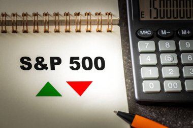 S ve P 500 işaret sembolü. S & P 500 endeksinin yükseliş veya alçalma eğilimini sembolize eden okları içeren iş defteri.