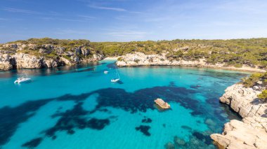 Menorca adasının ve Cala Macarella plajının fevkalade güzel kıyıları. Gök mavisi su, Akdeniz 'in berrak suyu. İspanya 'nın tatil manzarası