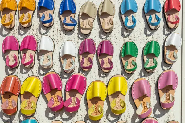 Geleneksel Menorcan ayakkabıları. Menorca seyahatinden bir hatıra. İspanya 'nın Balear Adalarında küçük bir ada