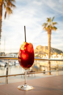 İspanya sahillerinde gün batımında bir bardak tatlı ve lezzetli Sangria. Kavram. Tatil, turizm sezonu. Dinlenme ve rahatlama.
