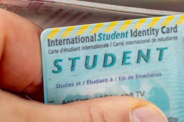 Uluslararası Öğrenci Kimliği Kartı (ISIC) yurtdışındaki bir öğrencinin elinde