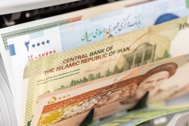İran parası, Makine İran riyal banknotlarını sayıyor. Finansal geçmiş, iş konsepti, kapat