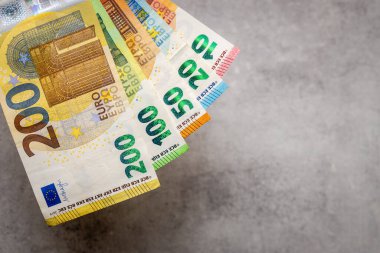 Sulu ve Kaktüslü Sarı Balkon