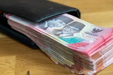 Endonezya parası. Cüzdanından sarkan büyük bir banknot dosyası..