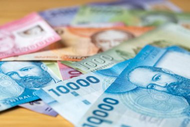 Şili pezosu parası. Masada duran banknotlar. İş ve ekonomi kavramı