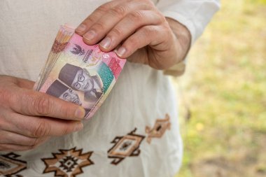 Endonezya parası. Finansal başarı kavramı. Endonezya Rupisi 'nden koca bir deste tutan adam. Yüz bin banknot, kopyalama alanı