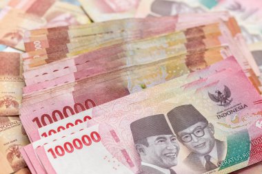 Endonezya parası. İş hayatında finansal başarı kavramı. Büyük bir yığın Endonezya rupiası. Yüz bin banknot.