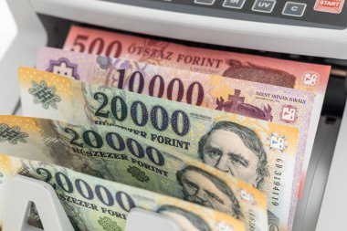 Macaristan parası, finansal konsept. Macar ekonomisi. Banknot sayma makinesindeki formatlar