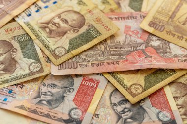 Hint rupileri, eski banknotlar, emekli Hint parası bin beş yüz rupi. Mali konsept