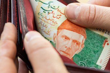 Pakistanlı Rupiler Cüzdandan Çıkarılıyor