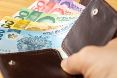 Filipin parası, cüzdanda Peso banknotları, finans sektörü konsepti, kapat.