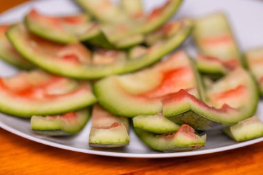 Sulu ve Kaktüslü Sarı Balkon