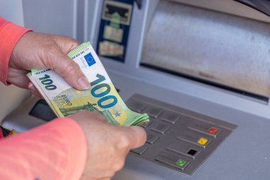 Avro parası. ATM 'den para çekmek. Finansal konsept. Nakit ödemeler