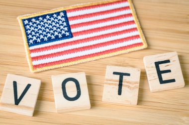 Tahta küplere ve Amerikan bayrağına verilen oy. ABD 'de oy kullanma ve seçimlere katılma kavramı