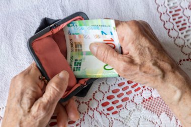 Norveç parası. Norveç emekliliği. Norveçli krona son sınıfların elinde. Finansal konsept. Tamam simgesi.