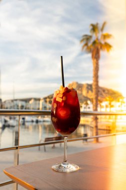 İspanya sahillerinde gün batımında bir bardak tatlı ve lezzetli Sangria. Kavram. Tatil, turizm sezonu. Dinlenme ve rahatlama.