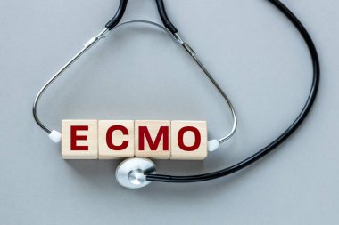 ECMO (Extracorporeal Membrane Oxygenation) ahşap blokta doktor steteskopuyla yazılmıştır. Tıbbi konsept. Hastane, klinik ve tıbbi işletmeler için sağlık hizmeti kavramı. Kopya alanı