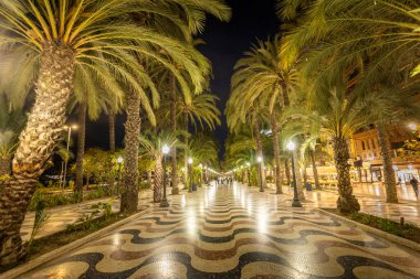 Alicante. Esplanada de Espana adlı gezinti güvertesine. Gece görüşü. Turizm sezonunun başlangıcı. Costa Blanca
