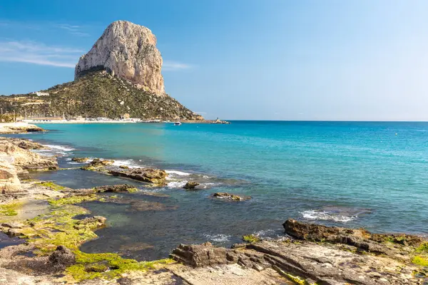 Calpe, kıyı manzarası. Akdeniz ve ünlü Penon de Ifach kayası. İspanya dönüm noktası.