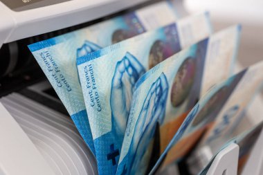 Para sayacında İsviçre Frangı. Finansal ve iş konsepti. İsviçre 'de 100 frank, banknot, bankacılık, ekonomi, yatırım