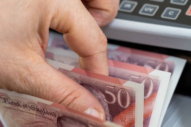 Para sayma makinesinde İngiliz sterlini. Finansal ve iş konsepti. 50 sterlinlik banknotlar, bankacılık, ekonomi, İngiltere 'ye yatırım.