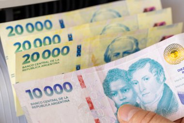 Para sayacında Arjantin pesosu. Finansal ve iş konsepti. 10,000 ve 20,000 banknot, bankacılık, ekonomi, Arjantin 'deki yatırımlar