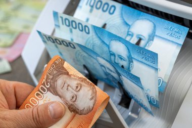 Para sayacında Şili pezosu. Finansal ve iş konsepti. 10 ve 20 bin peso banknot. Bankacılık, ekonomi, Şili 'ye yatırım