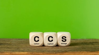 Karbon Yakalama Ambarı sembolü. Ahşap küplere CCS, yeşil arkaplan, kopyalama alanı, kavramsal kelimeler, kapat
