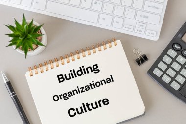Güçlü bir organizasyon kültürü inşa etmek. değerlere göre yaşamak, açık iletişimi teşvik etmek, çalışanları güçlendirmek, öğrenme ve geliştirmeyi teşvik etmek. İş Konsepti