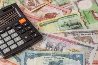 Nepal parası, Nepal parası, Nepal rupileri ve hesap makinesi, banknotlar, büyük miktar, tüm mezhepler, finansal iş geçmişi. Anlaşmalar ve döviz kuru. Yakın çekim
