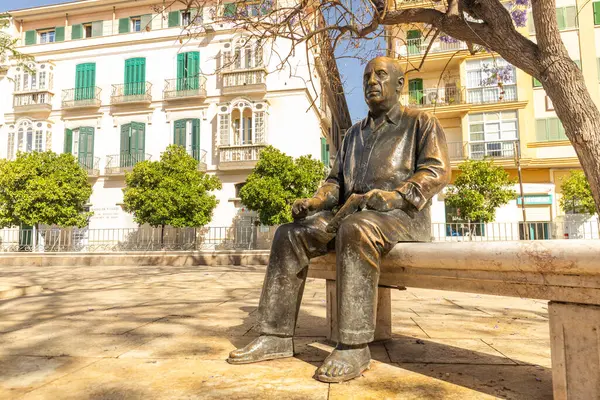Pablo Ruiz Picasso 'nun heykeli Plaza de la Merced' de bir bankta oturuyor. Malaga 'da turistler için favori bir yer. 29.05.2025 Malaga. İspanya