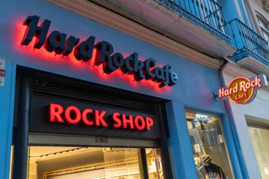 Hard Rock kafe logosu gece aydınlandı. Kapatın. Malaga, 25.05.2025 İspanya