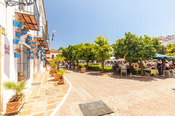 Los Naranjos Meydanı. İspanya 'nın eski Marbella kasabasındaki Orange Square. Şehir meydanı. Marbella. 28.05.2025. Endülüs. İspanya
