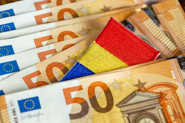 Avrupa banknotlarının arasından sarkan Romanya bayrağı. Finansal konsept. Romanya 'nın Avro Bölgesi' ne katılım hazırlıkları