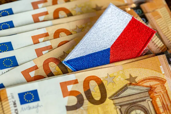 Euro banknotlarının arasından sarkan bir Çek bayrağı. Finansal bir kavram. Koşulları karşılamak ve Çekler 'i Avro Bölgesi' ne katılmaya hazırlamak