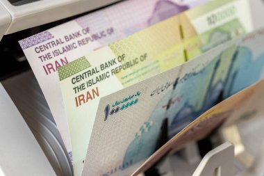 İran, Riyal banknotları. İran paralı para sayma makinesi. Finansal konsept. Kapat.