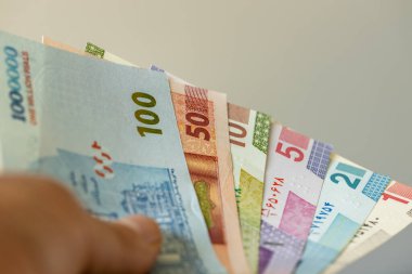 İran parası için. İran Riyal banknotları el ele tutuştu. Finansal ve iş konsepti. Kapat.