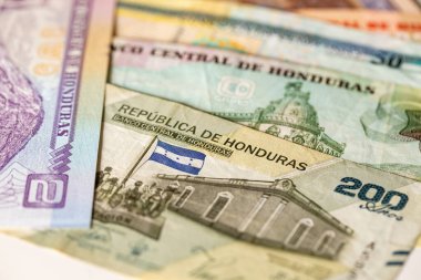 Honduras parası. Banknotlar masanın üzerinde. Honduras lempirası. Finansal ve ekonomik kavram. Kapat.